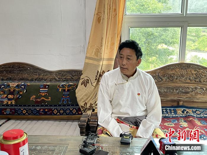 巴卡村黨支部書記、村委會主任尼瑪次仁。周璟 攝