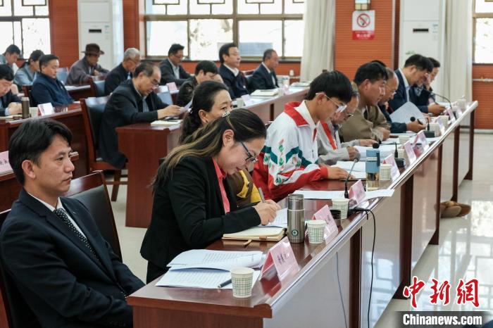 圖為8月10日座談會(huì)現(xiàn)場，左一為歸國定居藏胞晉美次旦?！〗w波 攝