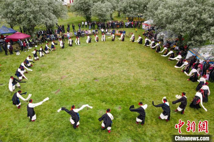 資料圖為西藏昌都丁青縣民眾跳歡快的鍋莊舞。　江飛波 攝