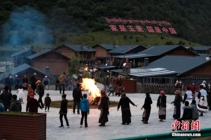 圖為8月5日，玉麥鄉(xiāng)民眾在鄉(xiāng)里跳鍋莊舞，從前的“三人鄉(xiāng)”熱鬧起來(lái)了。 <a target='_blank' ></p><p  align=