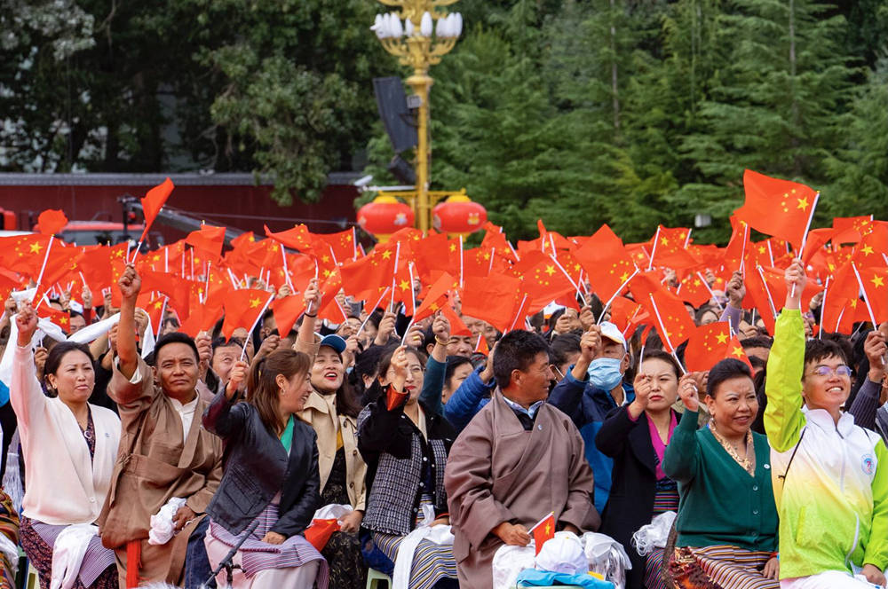 8月19日10時(shí)，慶祝西藏和平解放70周年大會(huì)在拉薩市布達(dá)拉宮廣場(chǎng)隆重舉行。徐馭堯 攝