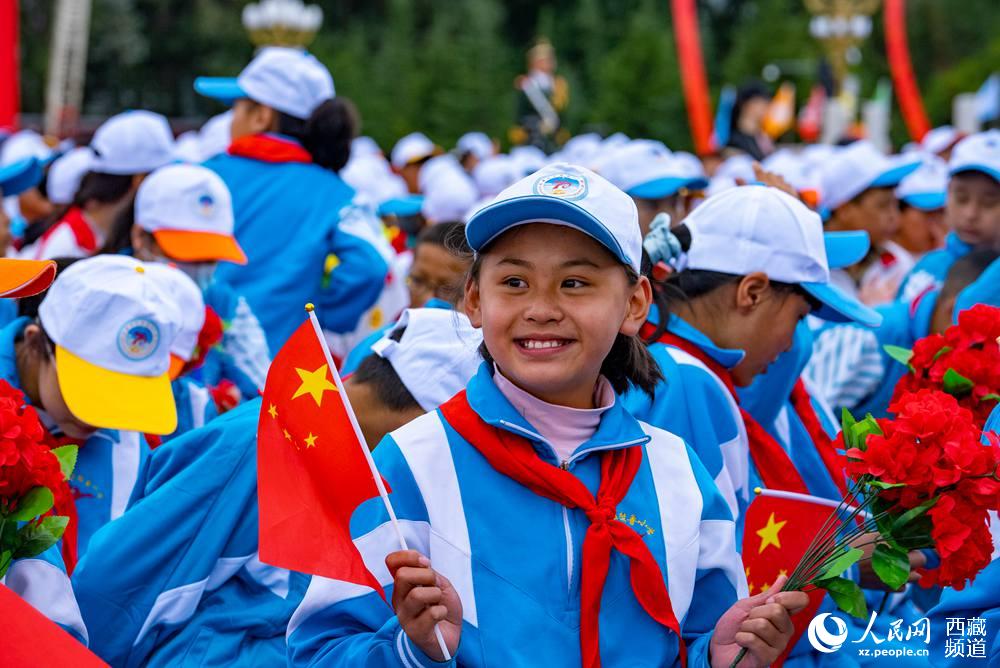 8月19日10時(shí)，慶祝西藏和平解放70周年大會(huì)在拉薩市布達(dá)拉宮廣場(chǎng)隆重舉行。徐馭堯 攝