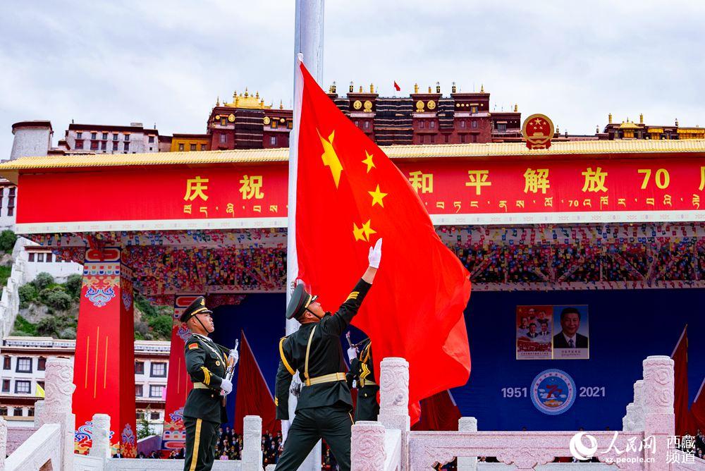 8月19日10時(shí)，慶祝西藏和平解放70周年大會(huì)在拉薩市布達(dá)拉宮廣場(chǎng)隆重舉行。這是大會(huì)舉行升旗儀式。徐馭堯 攝