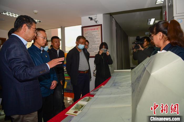 圖為參加西藏三大重點文物保護(hù)維修工程檔案移交進(jìn)館儀式人員參觀布達(dá)拉宮手繪圖紙?！∝暩聛硭?攝