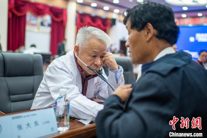 圖為專家團(tuán)隊在日喀則市開展義診活動。　旦增努布 攝