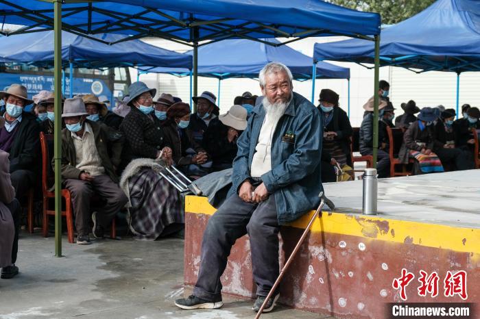 圖為日喀則桑珠孜區(qū)東嘎鄉(xiāng)農牧民在義診室外等待?！〗w波 攝