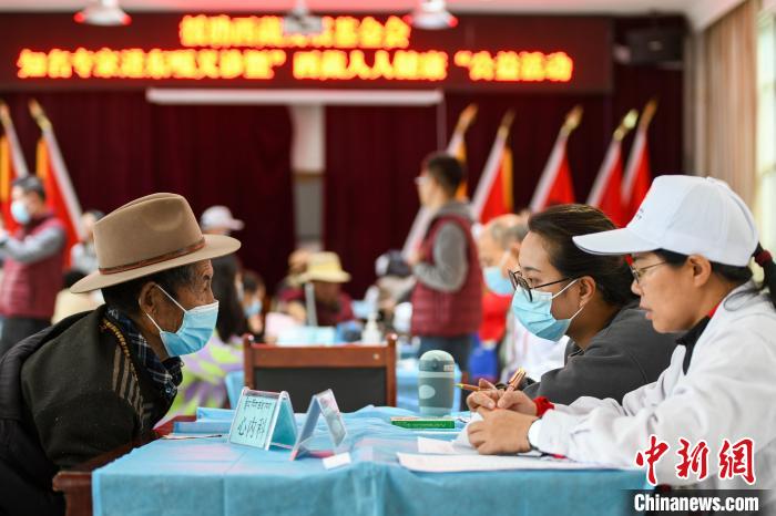 圖為9月11日，西藏日喀則桑珠孜區(qū)東嘎鄉(xiāng)義診現場?！〗w波 攝