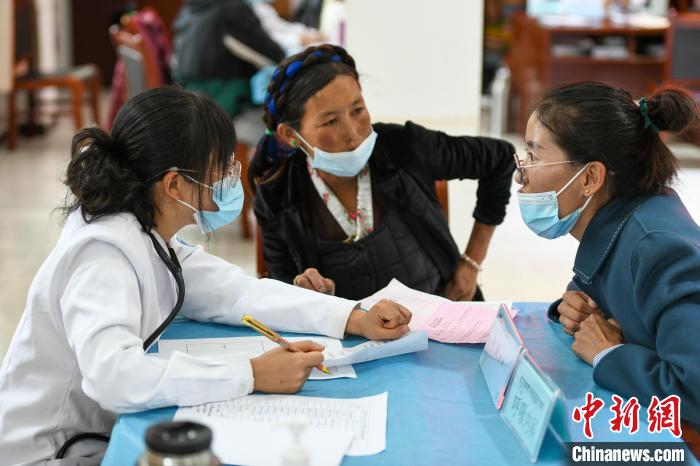 因不少農牧民不會普通話，義診活動現場，鄉(xiāng)政府為每位醫(yī)生配了一名翻譯。　江飛波 攝