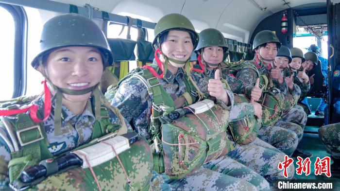 圖為女兵們?cè)谥鄙龣C(jī)上準(zhǔn)備跳傘?！⊥跏鰱| 攝