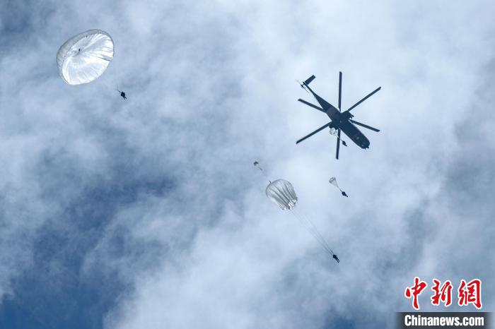 圖為傘降女兵在空中開傘?！⊥跏鰱| 攝