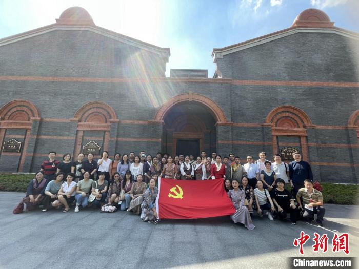 參觀中共一大、二大會(huì)址，學(xué)員們回顧了中國共產(chǎn)黨百年大黨的革命歷程?！∪A東師大供圖