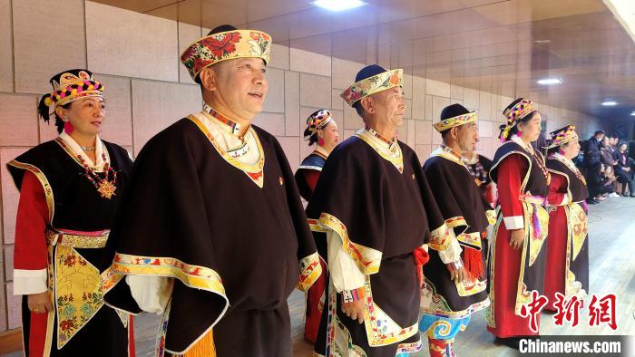 圖為西藏老年舞蹈隊(duì)在后臺(tái)準(zhǔn)備上場(chǎng)?！∝暽＠?攝