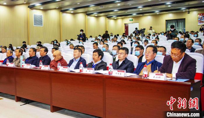 圖為與會(huì)專家學(xué)者聽會(huì)?！钪覍?攝