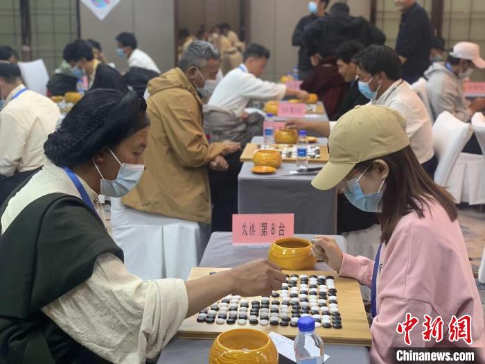 圖為參賽選手正在進行藏棋對弈?！≈x牧 攝