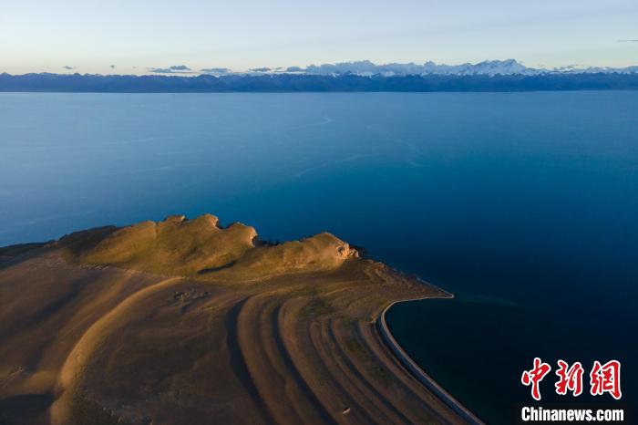 圖為著名的西藏“天湖”納木錯風光，遠處為念青唐古拉雪山?！〗w波 攝