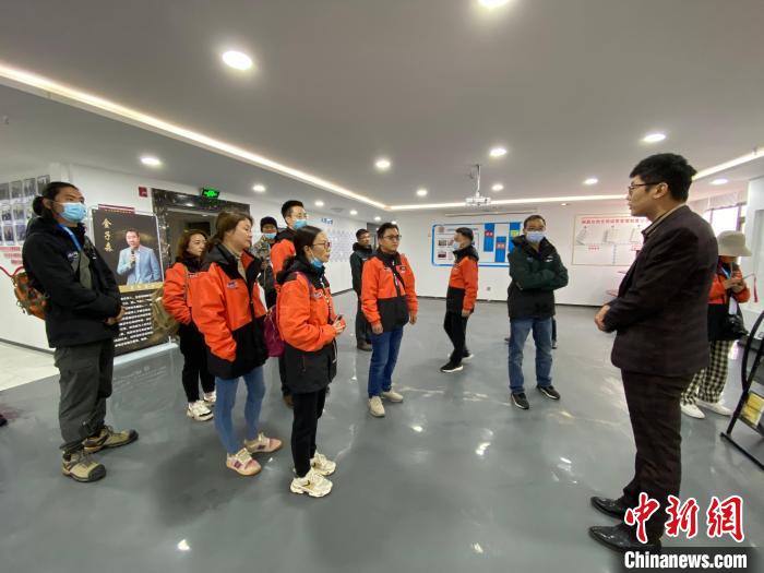圖為2021瀾湄萬里行中外媒體在昌都新區(qū)采訪?！±罱瓕?攝