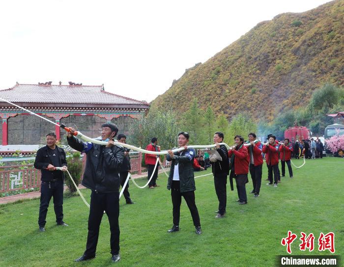 圖為護(hù)林員體驗(yàn)架設(shè)水泵?！〔际猩窒乐ш?duì) 供圖
