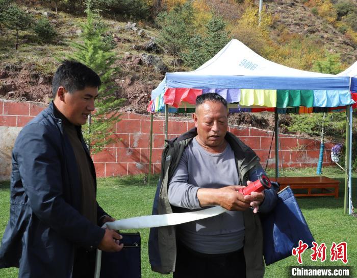 圖為護(hù)林員操作體驗(yàn)滅火裝備?！〔际猩窒乐ш?duì) 供圖