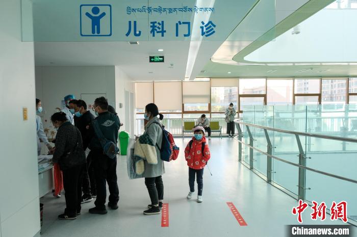 圖為兒科義診接診現(xiàn)場?！〗w波 攝