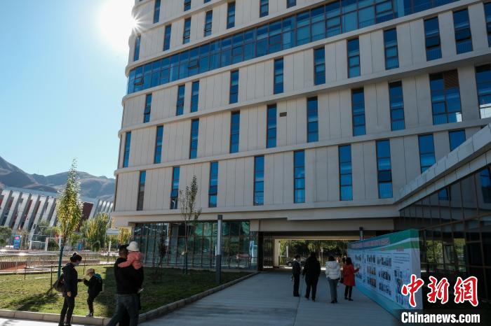 因疫情防控需要，此次義診活動進行了人數(shù)限定。圖為西藏民眾帶著孩子到醫(yī)院就診?！〗w波 攝