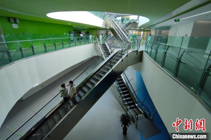 圖為西藏自治區(qū)婦產(chǎn)兒童醫(yī)院內(nèi)景?！〗w波 攝
