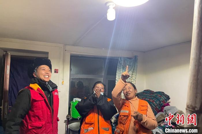 青藏公路109道班接入大網(wǎng)電?！?閆昱翰 　攝