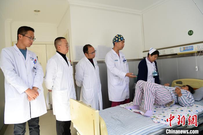 圖為何蔚副主任醫(yī)師(站右二)及團隊術(shù)后指導患者進行腰背肌鍛煉?！∝暩聛硭?攝