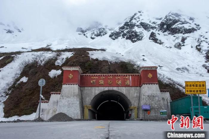 墨脫公路控制性工程——嘎隆拉隧道。上方為嘎隆拉雪山，曾是進(jìn)入墨脫最大的“攔路虎”。