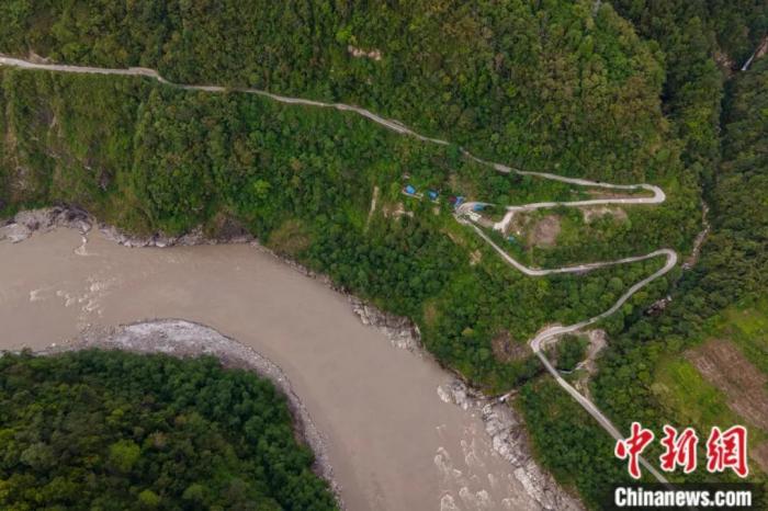 雅魯藏布江一側(cè)的墨脫公路。