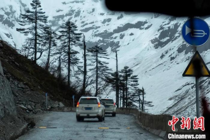 圖為墨脫公路沿線的雪景風(fēng)光。
