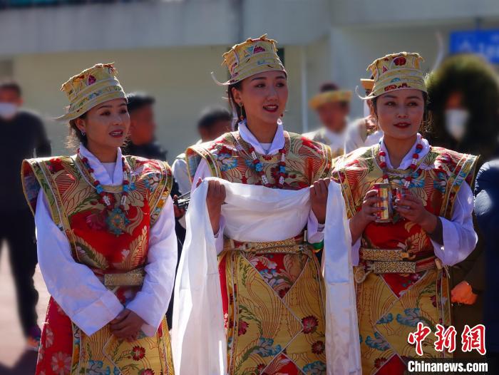 圖為身著節(jié)日盛裝的藏族姑娘?！∪轿木?攝