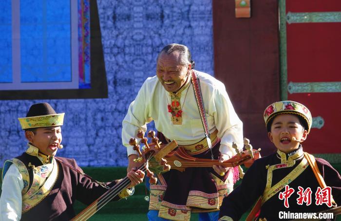 圖為2022工布新年暨響箭文化旅游系列活動(dòng)開(kāi)幕式上的文藝表演?！∪轿木辍z