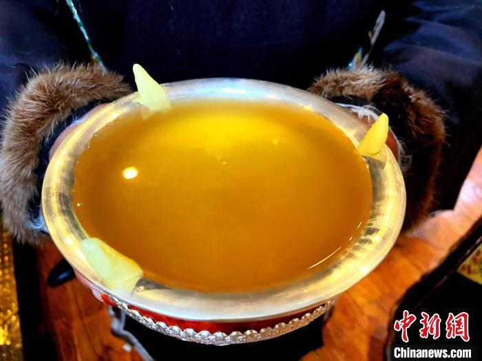 圖為青稞酒?！∪轿木?攝