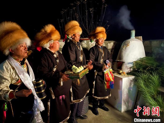 圖為除夕之夜進(jìn)行的驅(qū)鬼儀式?！∪轿木?攝