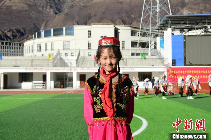 圖為加查縣安繞鎮(zhèn)小學(xué)回族學(xué)生馬萍?！∝暩聛?lái)松 攝