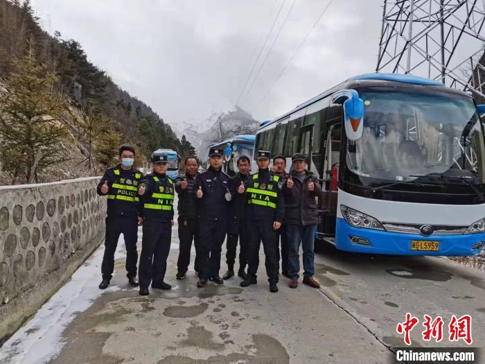 救援成功后，司機(jī)們與邊境派出所民警合影。　李建峰 攝
