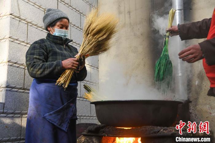 圖為拉薩手藝人制作年貨“羅薩梅朵”。　貢嘎來松 攝
