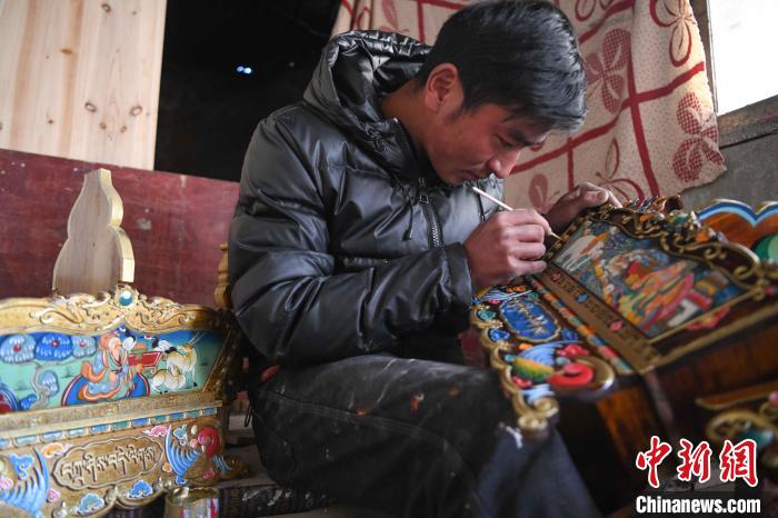 圖為拉薩手藝人制作年貨“切瑪盒”?！∝暩聛硭?攝
