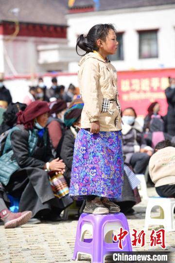 圖為觀看節(jié)目的小女孩?！∝暩聛?lái)松 攝
