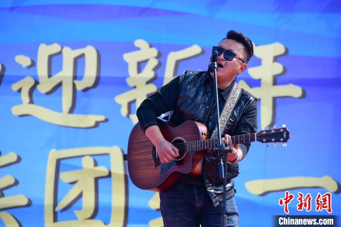 圖為文藝匯演現(xiàn)場(chǎng)?！∝暩聛?lái)松 攝