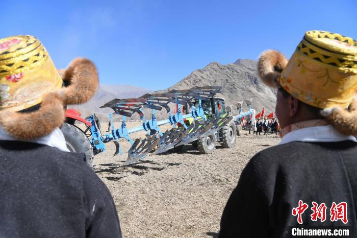 圖為拉薩市曲水縣茶巴朗村春耕儀式現(xiàn)場?！∝暩聛硭?攝