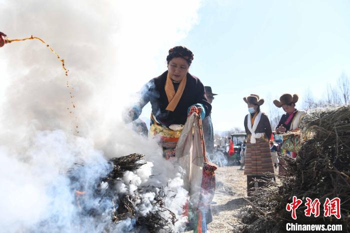 圖為拉薩市曲水縣茶巴朗村村民在春耕儀式前煨桑。　貢嘎來松 攝