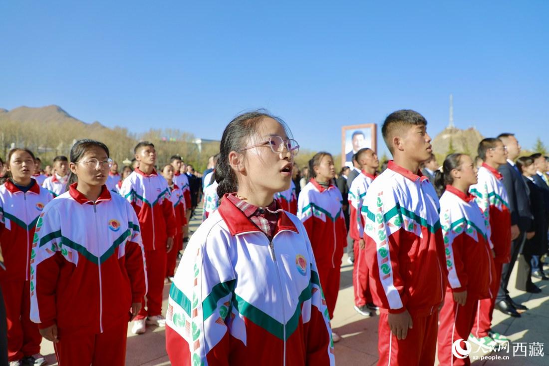 全體奏唱國(guó)歌。人民網(wǎng) 次仁羅布攝