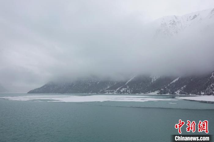 然烏湖春雪飄落。　冉文娟 攝