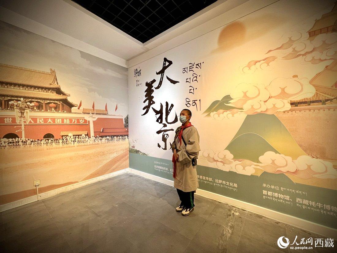 拉薩市北京實(shí)驗(yàn)中學(xué)的學(xué)生講解員進(jìn)行講解。人民網(wǎng) 次仁羅布攝