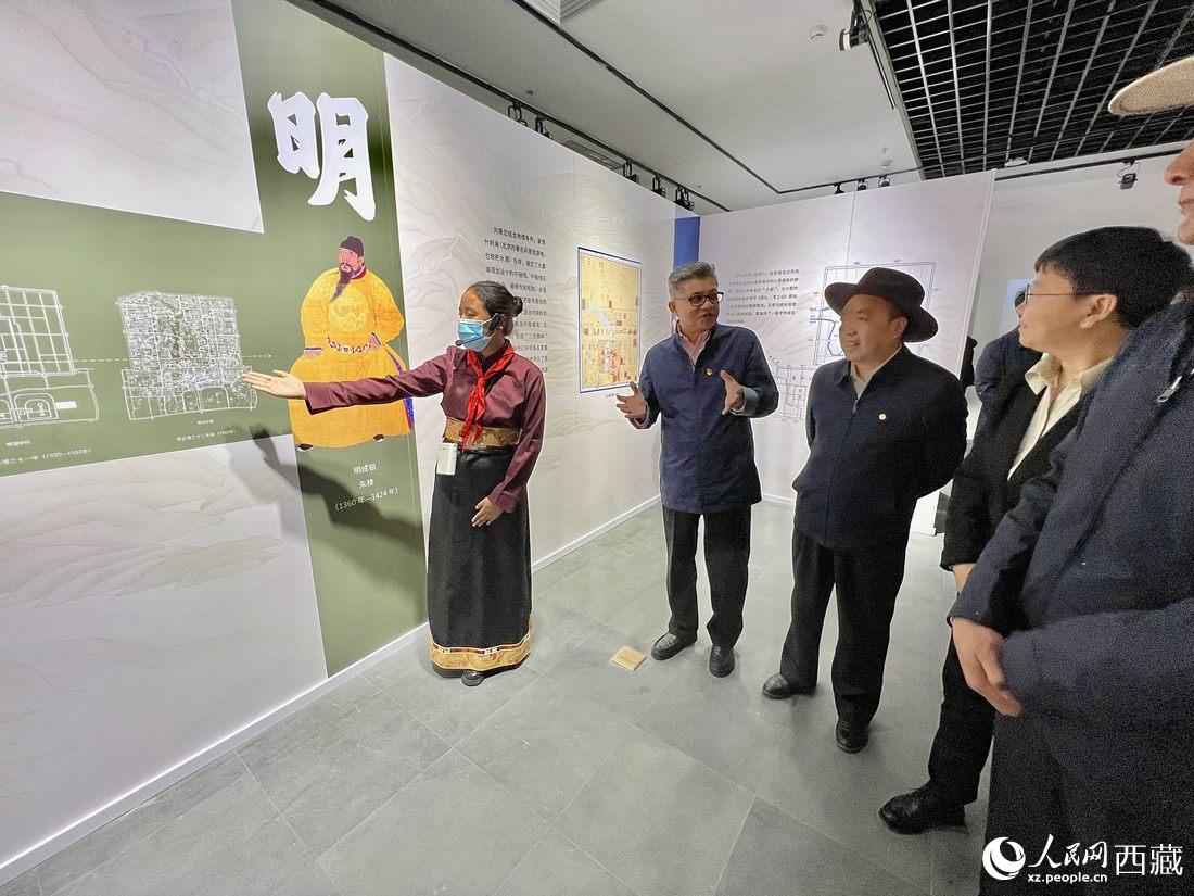 拉薩市北京實(shí)驗(yàn)中學(xué)的學(xué)生講解員進(jìn)行講解。人民網(wǎng) 次仁羅布攝