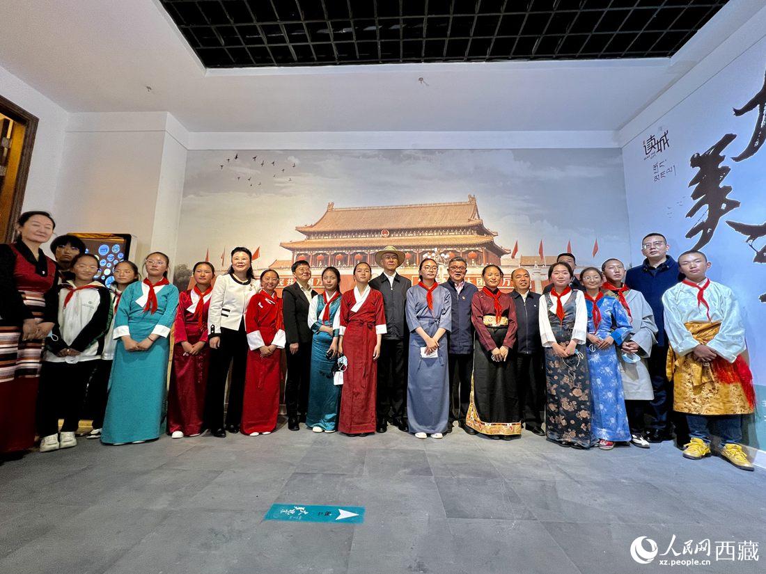 合影留念。人民網(wǎng) 次仁羅布攝