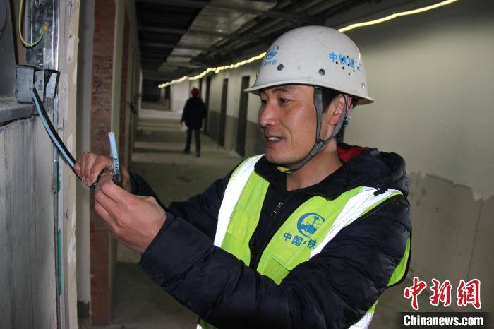 【十年@每一個(gè)奮斗的你】農(nóng)民工薛海江建設(shè)雪域高原:做工地安全的“定海神針”