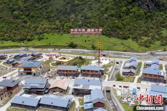 “家是玉麥 國是中國”的大字豎立在玉麥鄉(xiāng)旁的山腳上?！钊A峰 攝