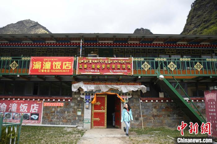 玉麥鄉(xiāng)里修建了飯店與旅館?！钊A峰 攝